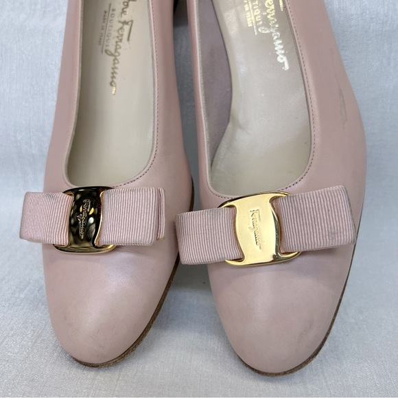 Salvatore Ferragamo 8.5 AA Narrow Pale Pink Low Heels Classic Bow Gancini Pumps - Picture 8 of 11